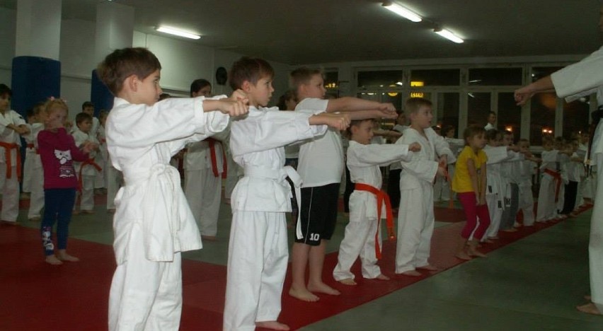 Egzaminy w Malborskim Klubie Kyokushin Karate. Mali i duzi starali się o wyższe stopnie