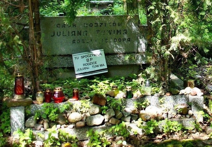 Tak wyglądał grób rodziców Juliana Tuwima w maju 2013 roku....