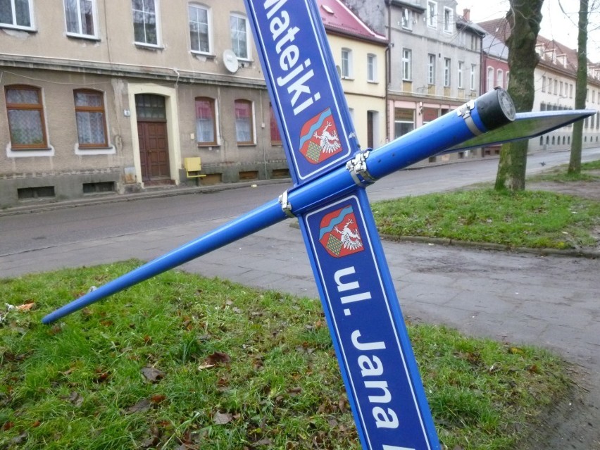 Wygięta tabliczka z nazwą ulic - Sławno FOT
