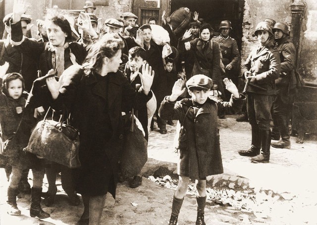 Żydzi złapani podczas likwidacji getta warszawskiego.