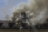 Kraków. Pożar kamienicy w centrum. Strażacy walczyli w sobotę z ogniem w budynku na rogu ul. Rajskiej i Dolnych Młynów [ZDJĘCIA]