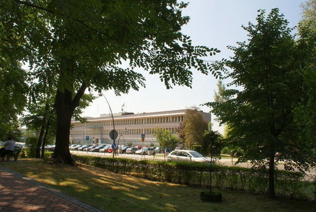 Urząd miejski-widok z parkufot.Wiesław Tuszyński