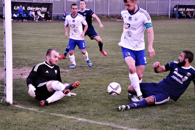 IV liga piłkarska w Małopolsce, grupa zachodnia: derby powiatu oświęcimskiego Unia Oświęcim - LKS Jawiszowice 5:1. Bramkarz Unii Rafał Korzec broni strzał z bliska Dawida Hałata (z prawej, Jawiszowice). W środku Marcin Pluta, kapitan oświęcimian.