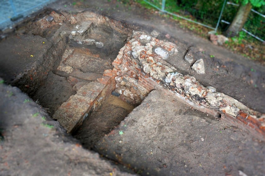 Zakończyły się badania archeologiczne na człuchowskim przedzamczu  