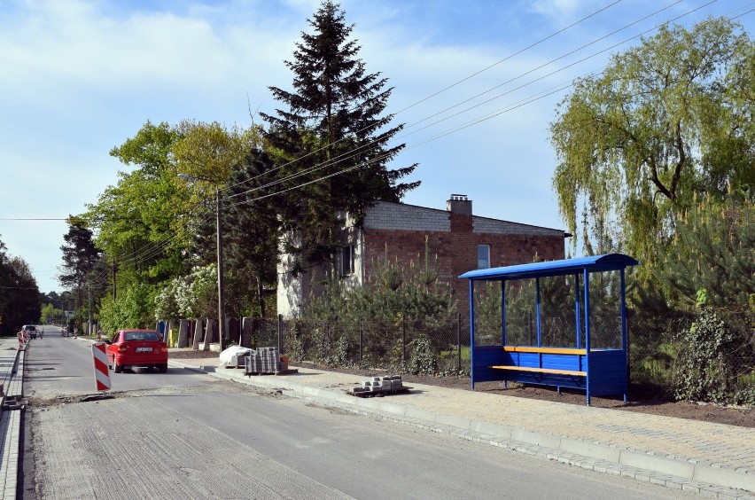 Remonty na ul. Orlej i Sikorkowej, nowe wiaty autobusowe w mieście. Jedna z najważniejszych łaskich inwestycji zbliża się dokońca