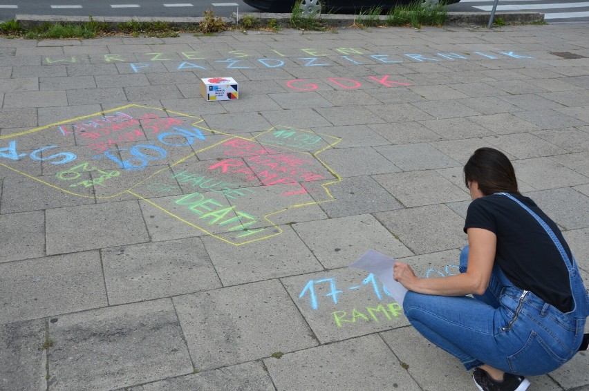 Kulturalne malowanie. Program wydarzeń na chodniku w centrum Goleniowa