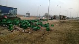 Skrzynki z butelkami po piwie na drodze na zjeździe z autostrady w Pikutkowie [wideo]