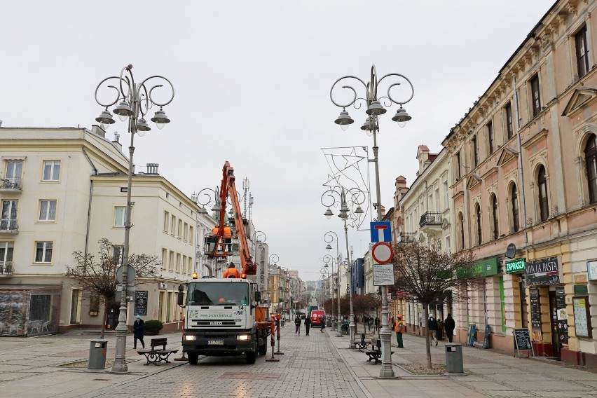 W Kielcach wieszają już świąteczne ozdoby. Z powodu oszczędności iluminacji będzie mniej  