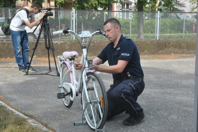 Akcje znakowania rowerów prowadzą policjanci w całym kraju. Na zdjęciach jedna z takich akcji w Lesznie
