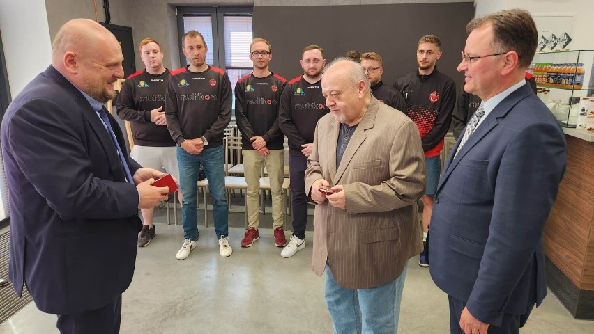 Wiceminister sportu pogratulował siatkarzom SPS Volley Ostrołęka awansu do II Ligi. 30.05.2023. Zdjęcia