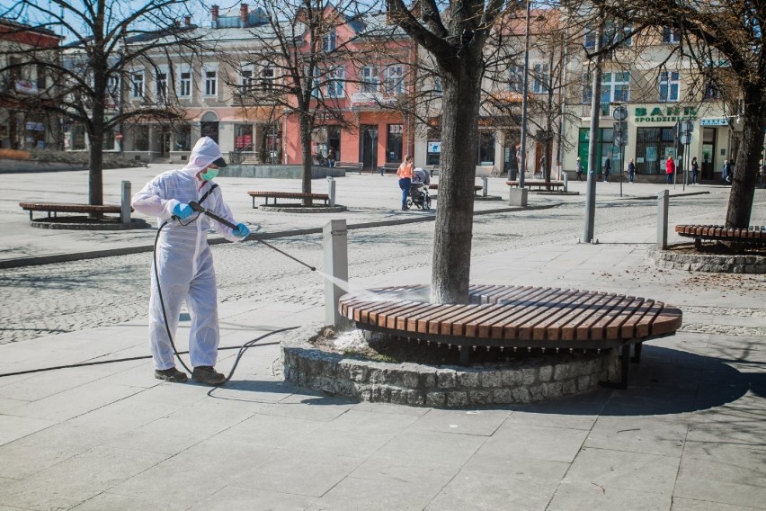 Gorlice. Miasto bezpieczne. Ruszyła dezynfekcja wiat przystankowych i ławek