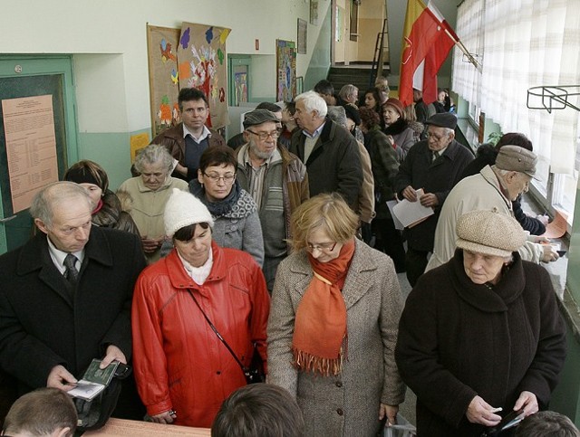 Godzina 13.50 &#8211;w obwodowej komisji przy ul. Napoleońskiej w Łodzi po karty do głosowania ustawiła się spora kolejka