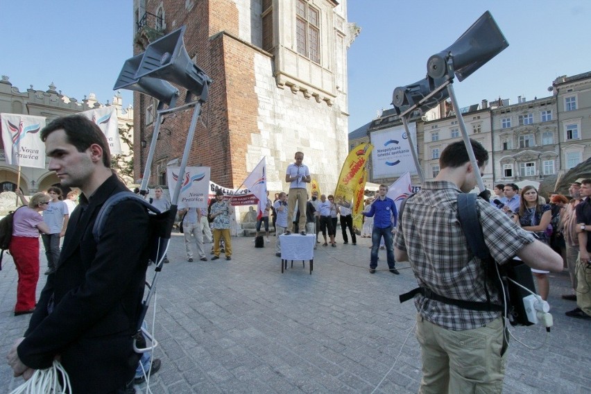 Kraków: wspólny protest Wolnych Konopi i młodzieżówki PiS na Rynku [ZDJĘCIA]