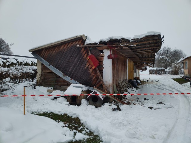 Pod naporem ciężkiego i topniejącego śniegu w niedzielę doszło do zawalenia się dachu na budynku gospodarczym w Uszwi (powiat brzeski)