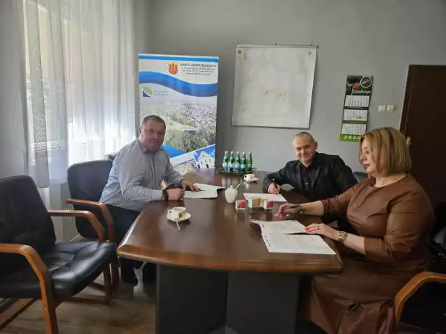 26 kwietnia burmistrz Działoszyna Rafał Drab podpisał umowę z wykonawcą inwestycji – spółką Inkomet Group z Radomska. Kontrakt opiewa na 15 mln 990 tys. zł.