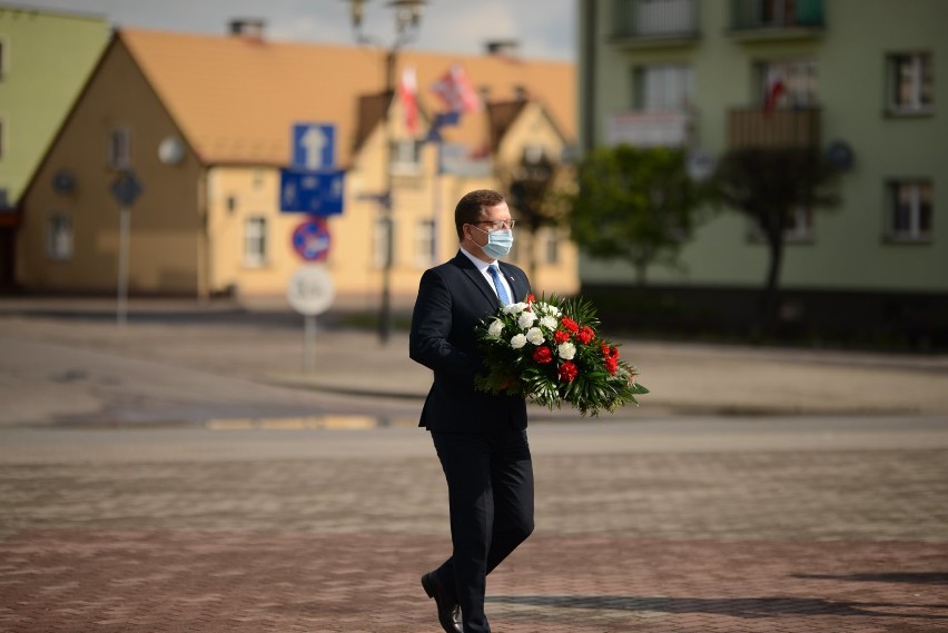 Kwiaty pod pomnikami na Placu 1000-lecia złożyli burmistrz...