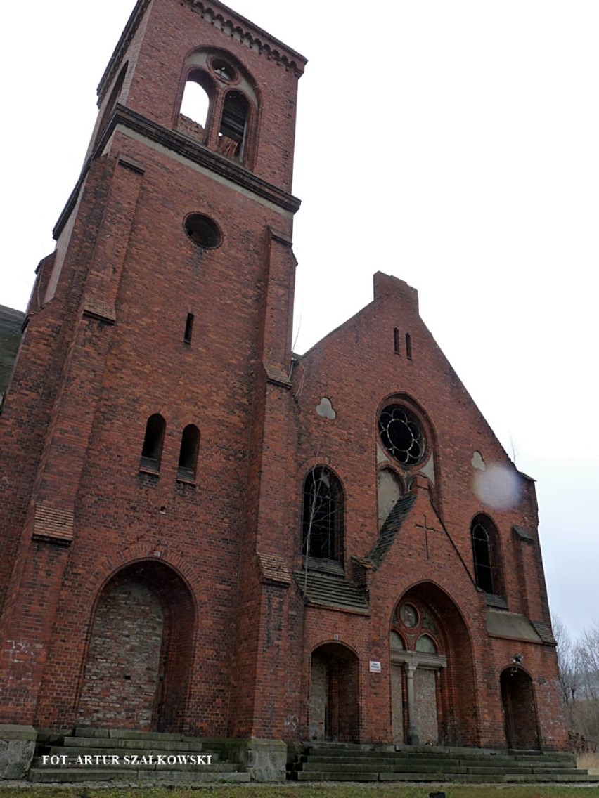 Ruiny kościoła ewangelickiego przy ul. Reymonta w Wałbrzychu
