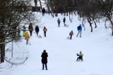 Białe szaleństwo na Kadzielni. W piątek mnóstwo osób zjeżdżało na sankach [ZDJĘCIA]