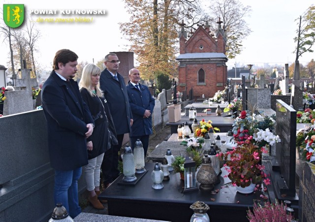 Władze powiatu kutnowskiego pamiętały o zmarłych radnych. Przy grobach zapłonęły znicze