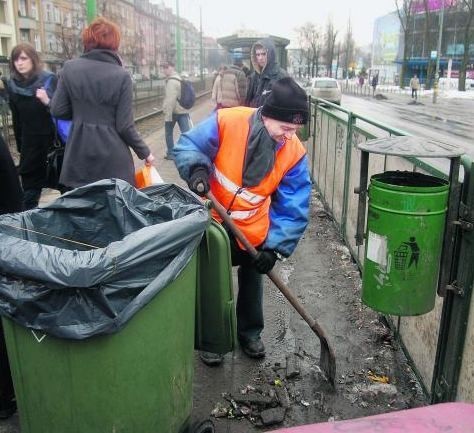 W Poznaniu rozpoczęło się wielkie sprzątanie śmieci zalegających dotąd pod śniegiem