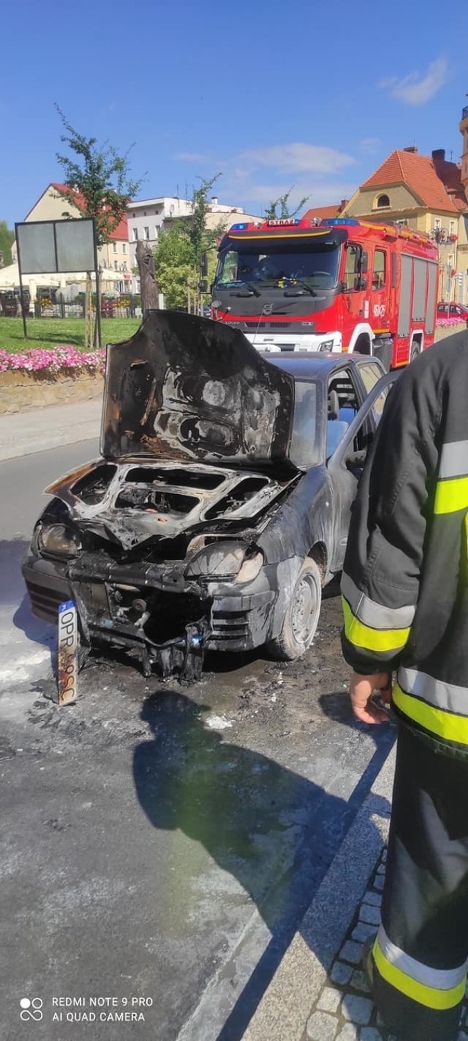 Pożar samochodu w Otmuchowie. Seicento spłonęło na rynku, kierowca zdążył wysiąść z auta