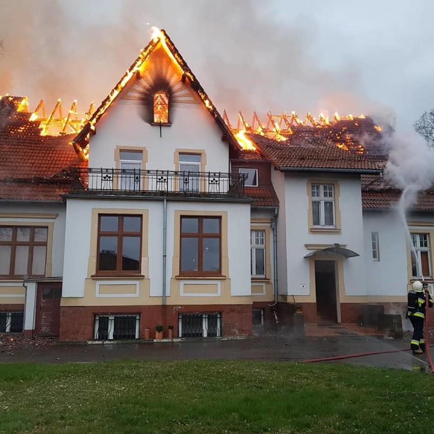 XIX-wieczny pałac w płomieniach. To był duży pożar [ZDJĘCIA]