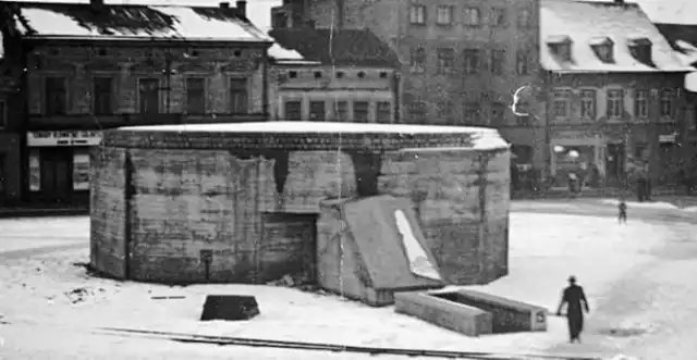 Na długie lata śladem po niemieckiej okupacji był schron niemiecki wybudowany na środku Rynku