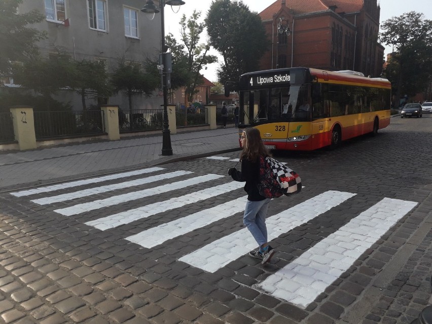 W końcu na nowo namalowano pasy przejść dla pieszych przez...