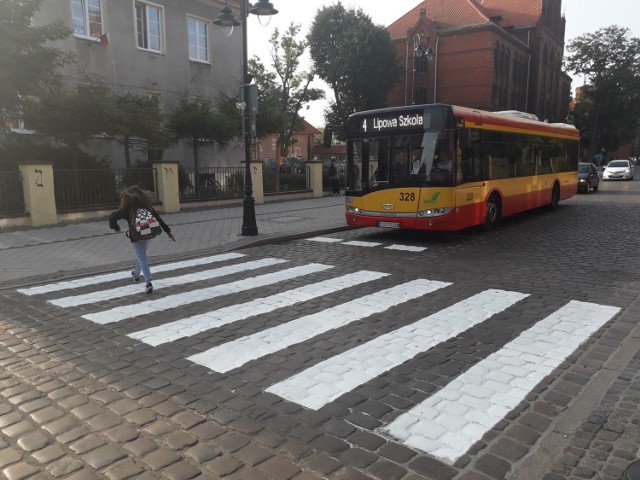 W końcu na nowo namalowano pasy przejść dla pieszych przez ul. Sienkiewicza w Grudziądzu, m.in. to przy Szkole Podstawowej nr 5