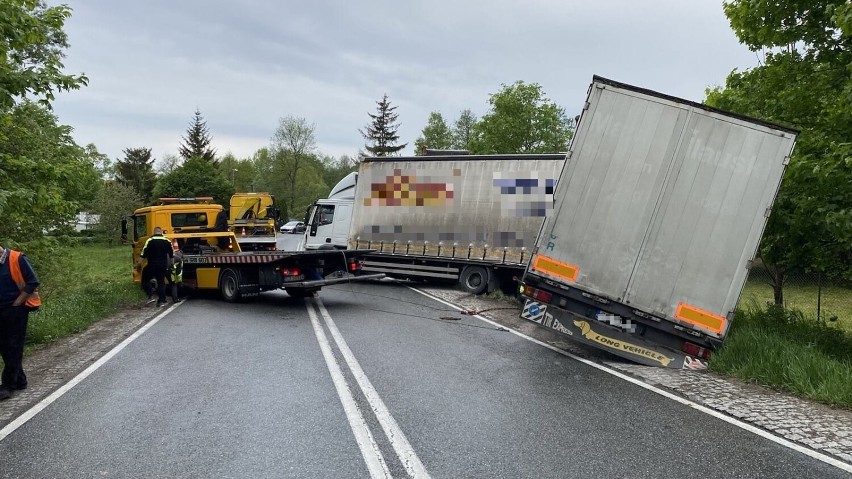 Ciężarówka wpadła do rowu na DK 16 w Rogóźnie-Zamku w...