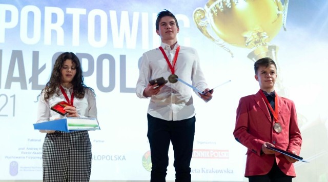 Talenty Małopolski 2021 podczas gali w krakowskiej AWF: Adrian Czuba (pływak Unii Oświęcim), na najwyższym podium i Kacper Rydzoń (z prawej), hokeista UKH Unia Oświęcim zajął trzecie miejsce.