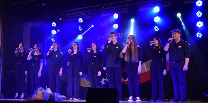 Malbork. Koncert charytatywny na rzecz uchodźców. "Dzieci dzieciom - nutki wolności dla Ukrainy" w auli I LO 