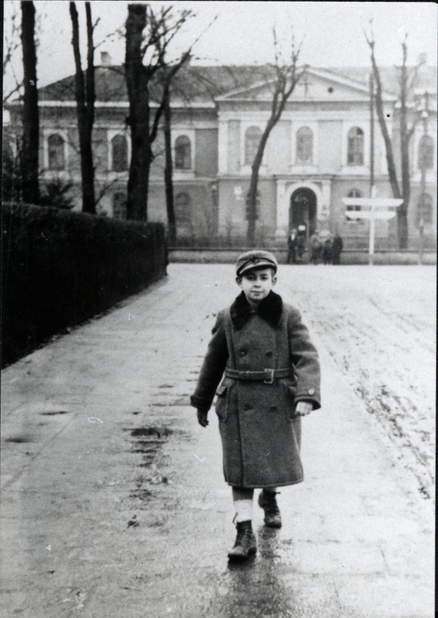 Zdjęcie młodziutkiego Andrzeja Błeszyńskiego w Wieluniu. "Czeski", bo takim pseudonimem się posługiwał, zginął w Powstaniu Warszawskim kilka miesięcy po swojej maturze