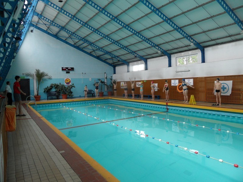 Zawody pływackie na basenie krytym w Lentexie