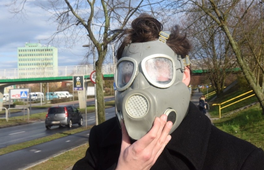 Człowiek w masce gazowej apeluje o zdrowy rozsądek