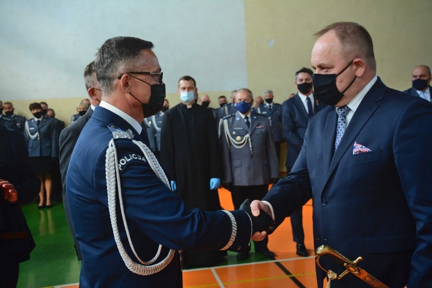 Nowi policjanci w szeregach policji w Łódzkiem. Podczas uroczystości wręczono też odznaczenia i szable dla emerytów [ZDJĘCIA]