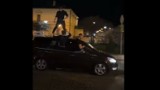 Na dachu jadącego samochodu. Tak bawili się młodzi mieszkańcy Orawy w Nowym Targu. Zatrzymała ich policja WIDEO
