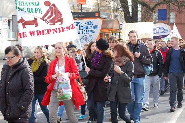 Happening w Tczewie: Młodzież protestowała przeciwko psim kupom na chodnikach