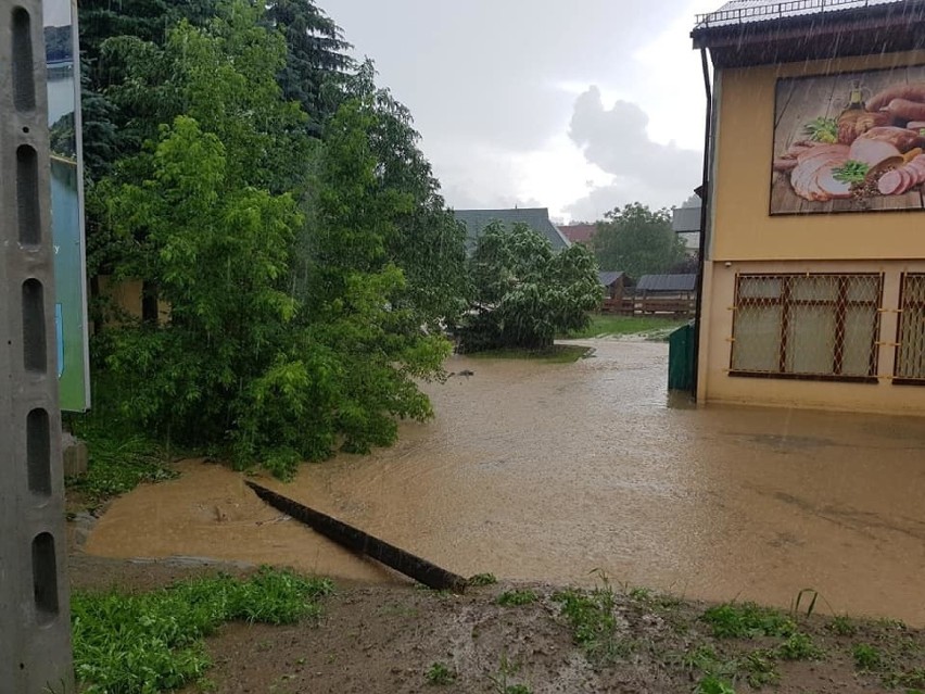 Sądecczyzna. Na Popradzie stan ostrzegawczy, kolejne gminy wprowadzają pogotowie przeciwpowodziowe [ZDJĘCIA]