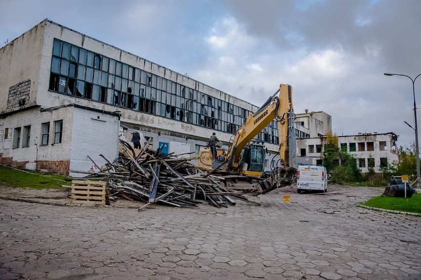Wyburzają starą „fabrykę chleba” przy ulicy Prostopadłej w...