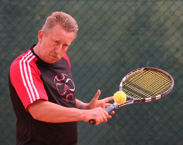 Wiesław Kozica od 28 lat z sukcesami wychowuje młodych tenisistów.  jego klub przez 8 lat był drużynowym mistrzem Polsk
