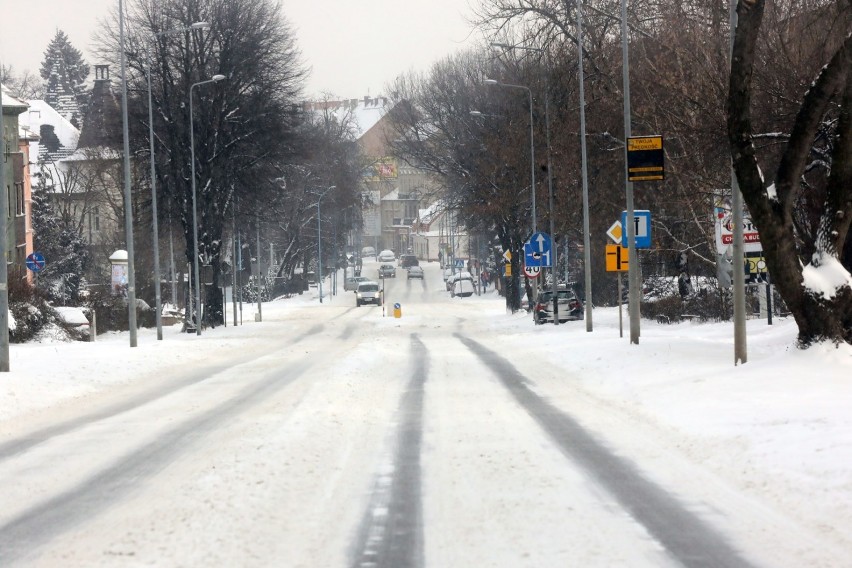 Zima znów zaatakowała w Legnicy. Trudne warunki na drogach i chodnikach