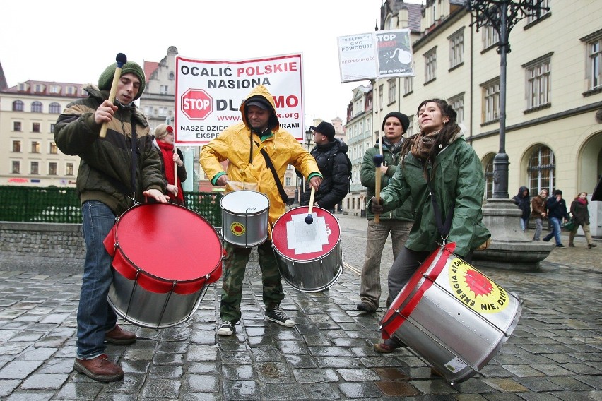 Wrocław: Zaledwie dwadzieścia osób na proteście przeciwko GMO (ZDJĘCIA)