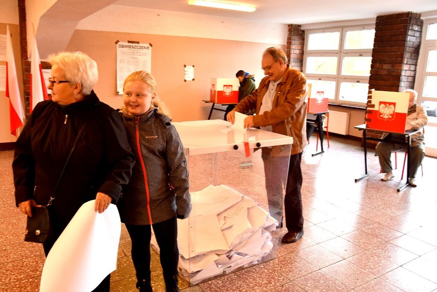 Wybory samorządowe 2018 w Sosnowcu. Mieszkańcy oddają głosy w swoich obwodach