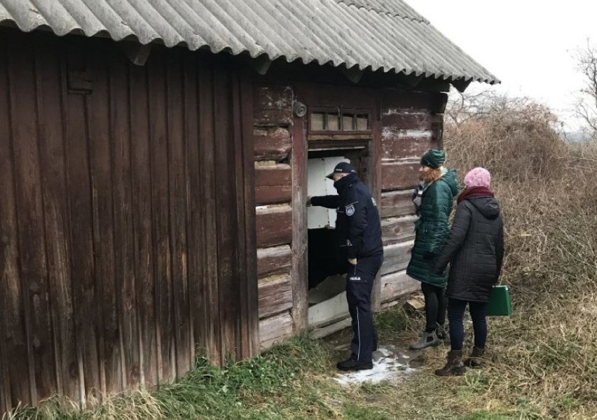 Jarosławscy policjanci i pracownicy socjalni, sprawdzają miejsca, gdzie przebywają osoby, którym może grozić wychłodzenie