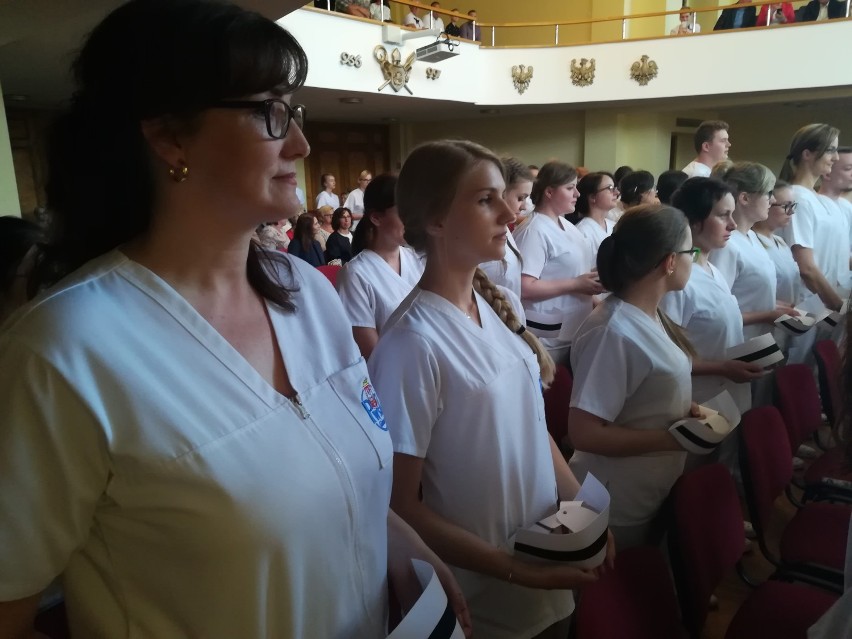 Uroczystość „czepkowania” studentów II roku Pielęgniarstwa w PWSZ Gniezno