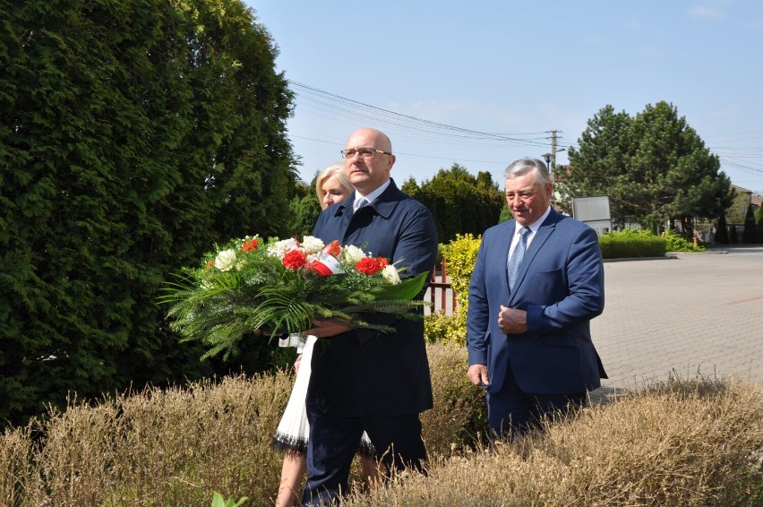 Zielony plac w centrum Niewiadowa oficjalnie otwarty. Tak wygląda plac Konstytucji 3 Maja [ZDJĘCIA]