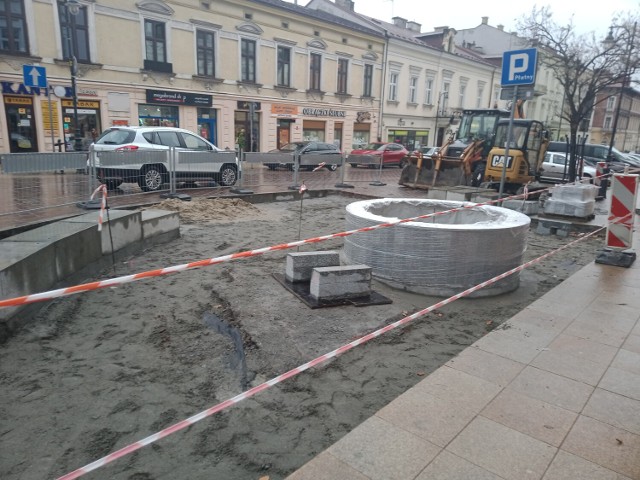 Robotnicy usunęli już część uszkodzonej przez samochody i popękanej nawierzchni na rogu ul. Nowy Świat i Krakowskiej. Ustawiona została już donica oraz betonowe bloki pod siedziska