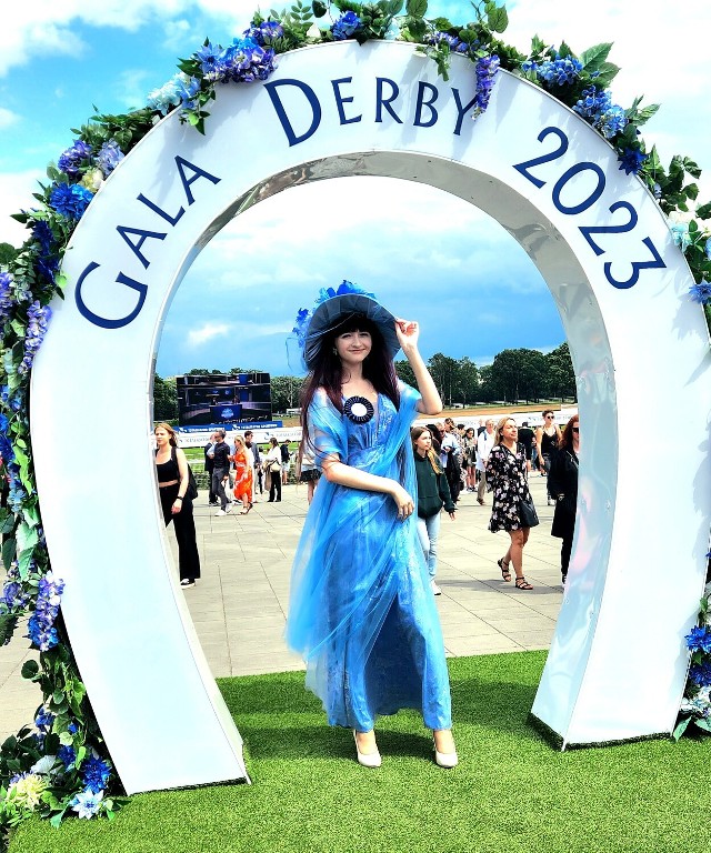 Malwina Gola, 18-letnia mieszkanka Zawiercia, została laureatką konkursu "na najpiękniejszą stylizację w kapeluszu" podczas prestiżowej Gali Derby 2023, nazywanej polskim Ascot, która odbyła się na Torze Wyścigów Konnych w Służebcu.