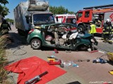 Wypadek na DK44 w Mikołowie. Osobówka wjechała pod ciężarówkę na ulicy Gliwickiej. Jeden z kierowców w stanie krytycznym